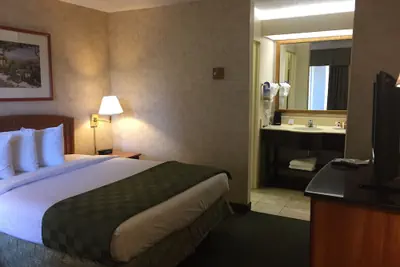 Photo 5 - Days Inn & Suites by Wyndham Albuquerque North
