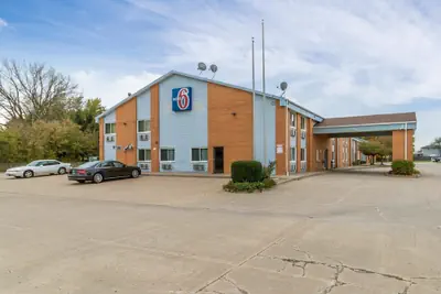 Photo 2 - Motel 6 Davenport, IA
