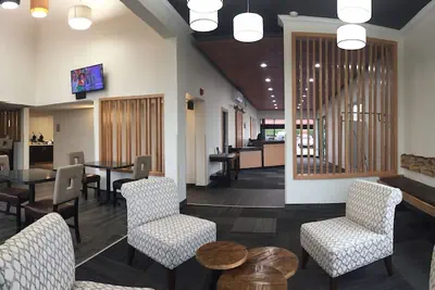 Photo 2 - Quality Inn & Suites Clackamas – Portland