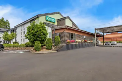 Photo 2 - Quality Inn & Suites Clackamas – Portland