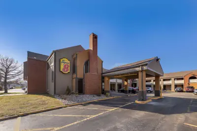 Photo 2 - Super 8 by Wyndham Kansas City Airport North