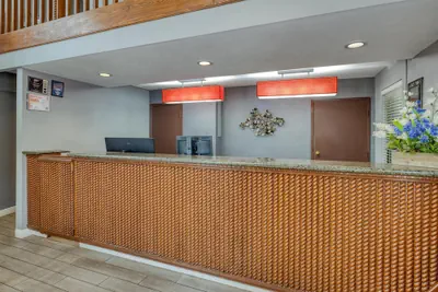 Photo 4 - SureStay by Best Western Kansas City Country Inn North