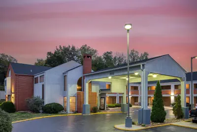 Photo 2 - SureStay by Best Western Kansas City Country Inn North