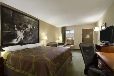 Photo 4 - Super 8 by Wyndham Calhoun