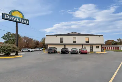 Photo 2 - Days Inn by Wyndham Chesapeake