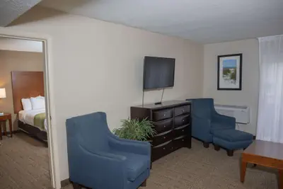 Photo 5 - Comfort Inn & Suites Erie - Splash Lagoon Indoor Waterpark