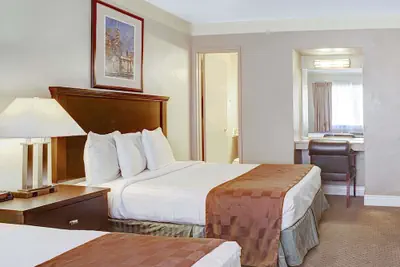 Photo 4 - Travelodge by Wyndham Everett City Center