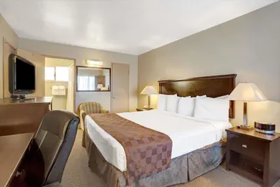 Photo 5 - Travelodge by Wyndham Everett City Center