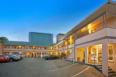 Photo 2 - Travelodge by Wyndham Everett City Center