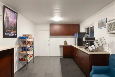 Photo 5 - Travelodge by Wyndham Everett City Center