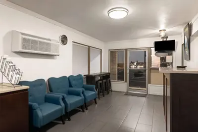 Photo 4 - Travelodge by Wyndham Everett City Center