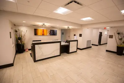 Photo 2 - Wyndham Chicago O'Hare