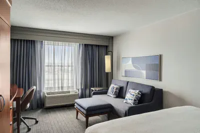 Photo 2 - Courtyard by Marriott Hamilton