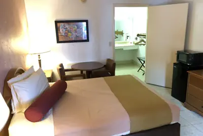 Photo 5 - Econo Lodge Fort Myers North