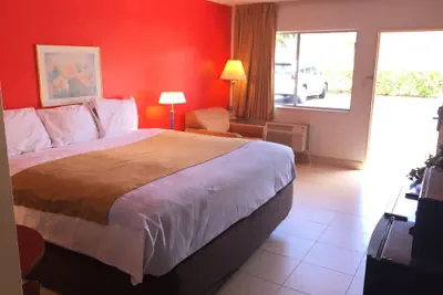 Photo 4 - Econo Lodge Fort Myers North