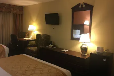Photo 4 - Days Inn & Suites by Wyndham Red Rock-Gallup