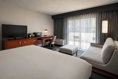 Photo 4 - Courtyard by Marriott Fresno