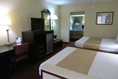 Photo 2 - Travelodge by Wyndham Knoxville East