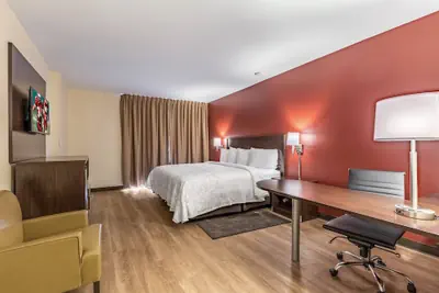 Photo 2 - Red Roof Inn PLUS+ & Suites Houston - IAH Airport SW