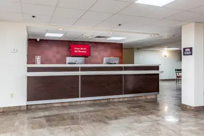 Photo 5 - Red Roof Inn PLUS+ & Suites Houston - IAH Airport SW