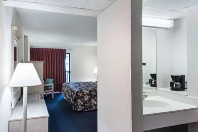 Photo 5 - Econo Lodge Inn & Suites Rehoboth Beach
