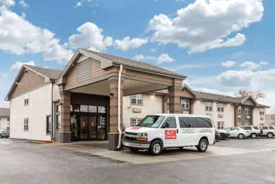 Photo 2 - Econo Lodge Milwaukee Airport