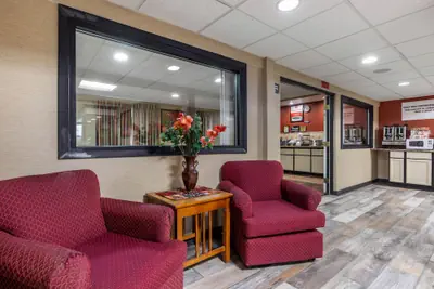 Photo 4 - Econo Lodge Milwaukee Airport