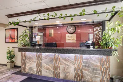 Photo 3 - Econo Lodge Milwaukee Airport