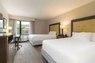 Photo 3 - Branson Hillside Hotel