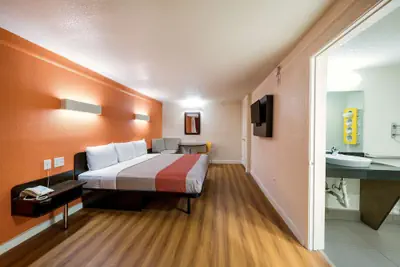 Photo 4 - Motel 6 Dallas, TX - Farmers Branch