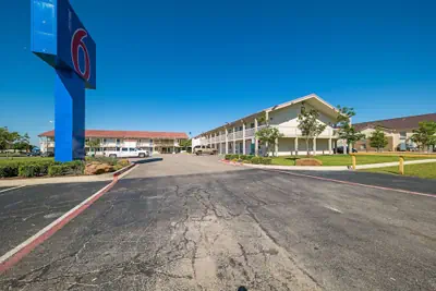 Photo 2 - Motel 6 Dallas, TX - Farmers Branch
