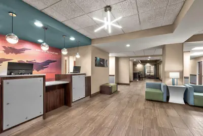 Photo 4 - La Quinta Inn & Suites by Wyndham Midwest City - Tinker AFB