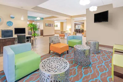 Photo 3 - La Quinta Inn & Suites by Wyndham Midwest City - Tinker AFB