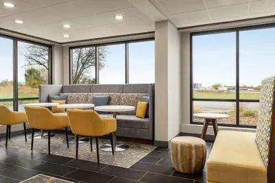 Photo 3 - Hampton Inn Kansas City-Airport