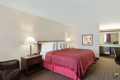 Photo 4 - Days Inn by Wyndham Auburn