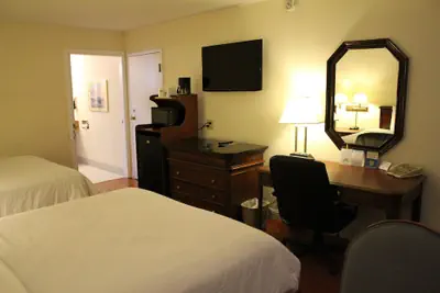Photo 4 - Days Inn & Suites by Wyndham Sunnyvale