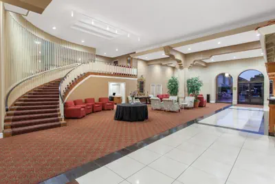Photo 4 - Ramada by Wyndham Fresno North