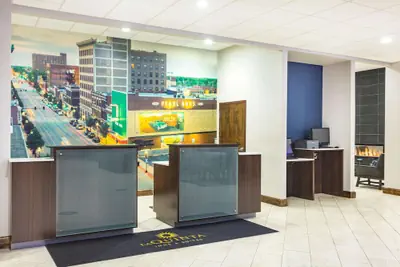 Photo 4 - La Quinta Inn & Suites by Wyndham Joplin