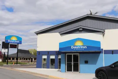 Photo 2 - Days Inn by Wyndham La Crosse