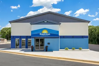 Photo 2 - Days Inn by Wyndham La Crosse