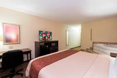Photo 5 - Red Roof Inn & Suites Cincinnati North - Mason