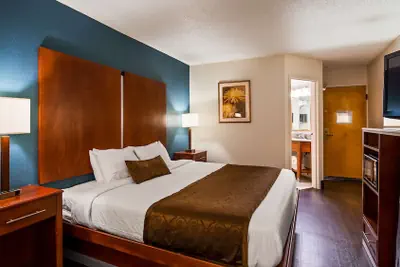Photo 4 - Best Western Plus Richmond Airport Hotel