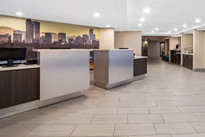 Photo 4 - La Quinta Inn & Suites by Wyndham Denver Aurora Medical