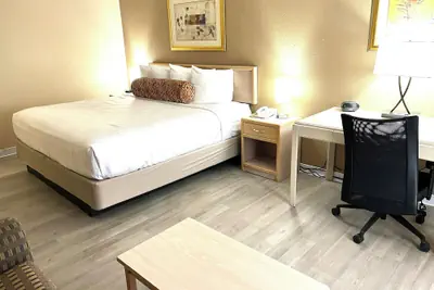 Photo 4 - Brentwood Inn & Garden