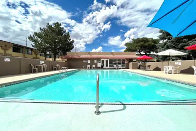 Photo 2 - Brentwood Inn & Garden