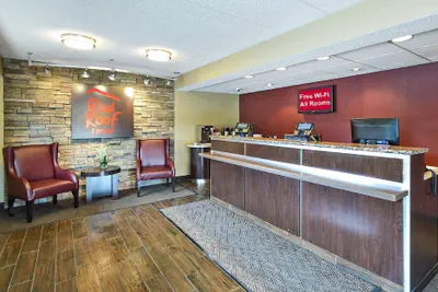 Photo 3 - Red Roof Inn Louisville Expo Airport