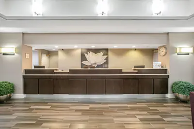 Photo 2 - La Quinta Inn & Suites by Wyndham DFW Airport South / Irving