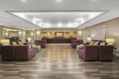 Photo 3 - La Quinta Inn & Suites by Wyndham DFW Airport South / Irving