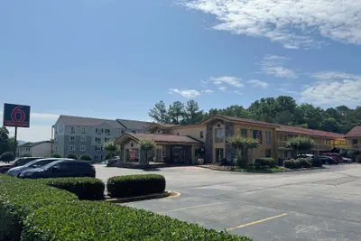 Photo 2 - Motel 6 Huntsville, AL – University Dr.