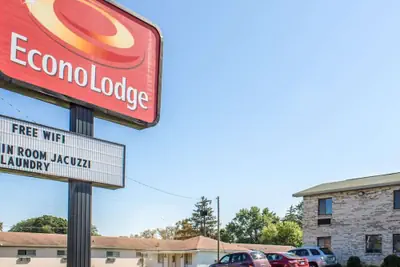 Photo 2 - Econo Lodge Elkhart North